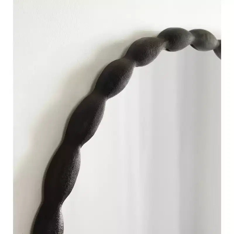Kate & Laurel All Things Decor Specchio rotondo smerlato moderno Perlina da 26" nero: include l'hardware di montaggio, nessun assemblaggio richiesto
