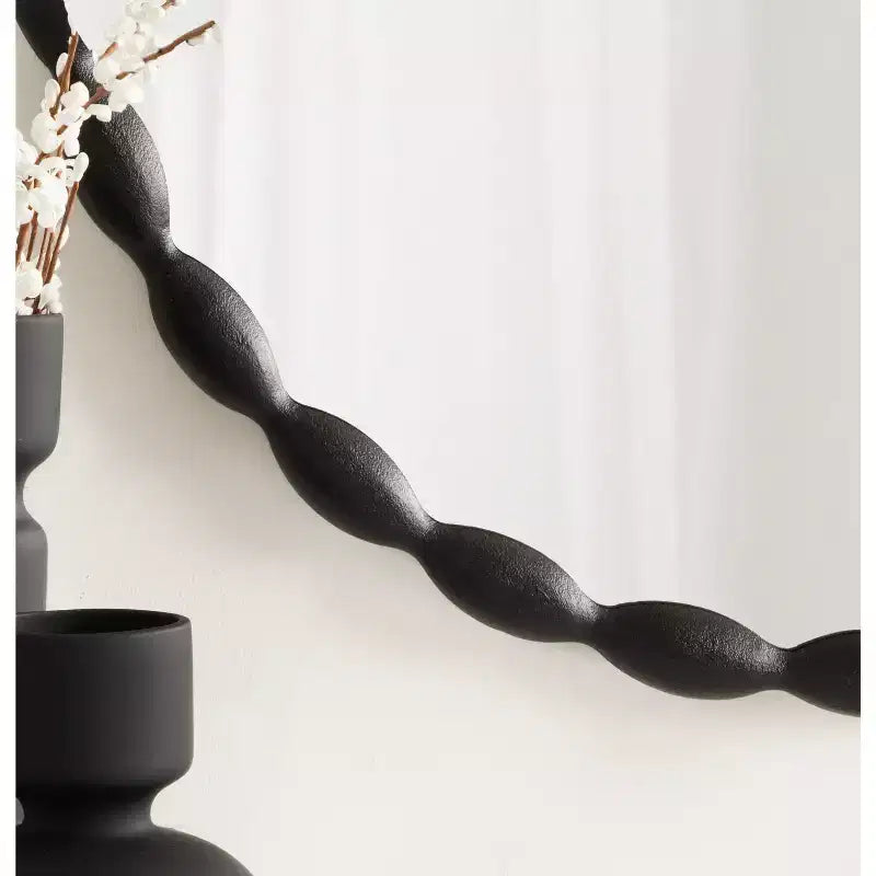 Kate & Laurel All Things Decor Specchio rotondo smerlato moderno Perlina da 26" nero: include l'hardware di montaggio, nessun assemblaggio richiesto