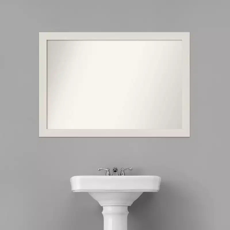 Specchio da parete stretto non smussato in assi rustiche bianche Amanti Art da 40" x 28" - Include l'hardware di montaggio