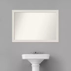 Specchio da parete stretto non smussato in assi rustiche bianche Amanti Art da 40" x 28" - Include l'hardware di montaggio