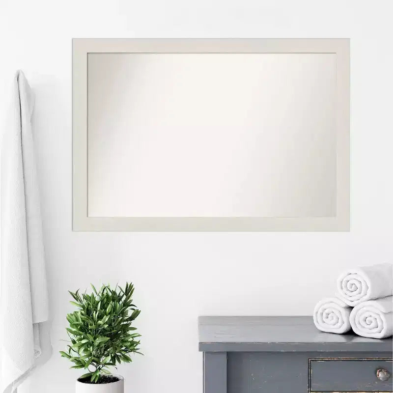 Specchio da parete stretto non smussato in assi rustiche bianche Amanti Art da 40" x 28" - Include l'hardware di montaggio