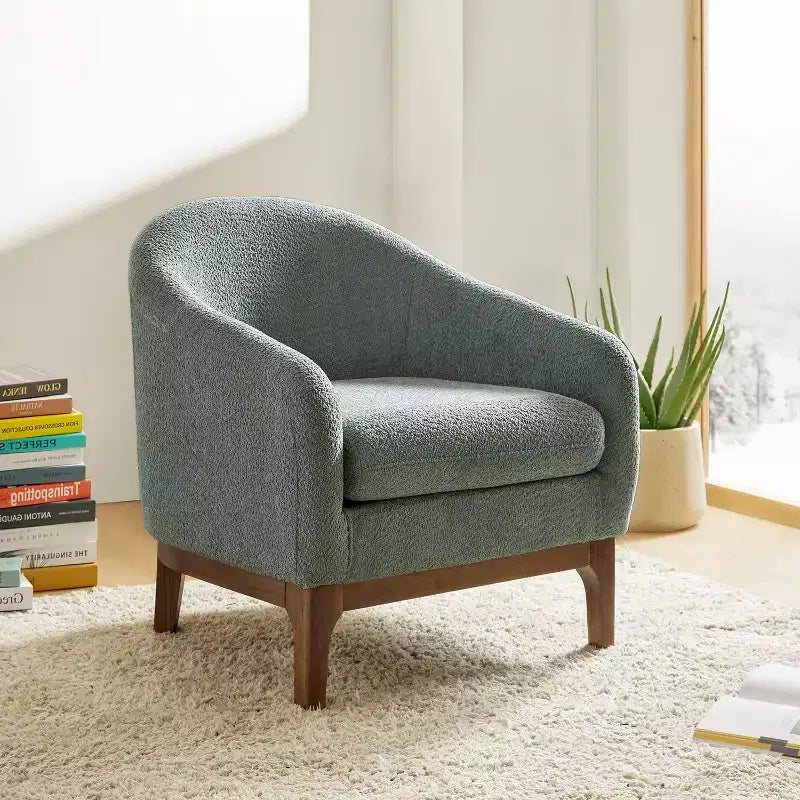 Poltrona Kiian Boucle con gambe in legno massello | HULALA HOME