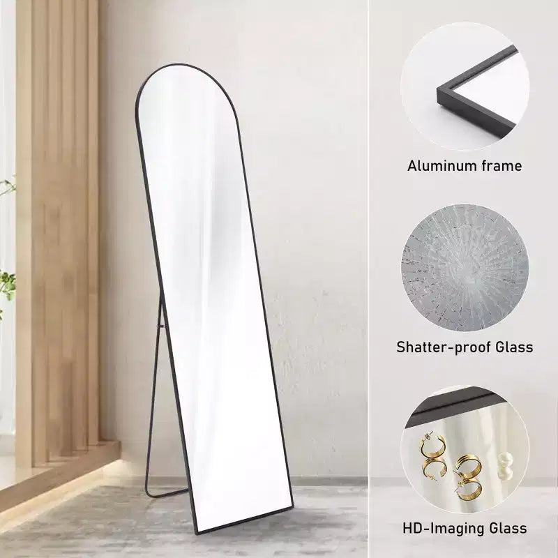 Specchio a figura intera minimalista con cornice nera ad arco