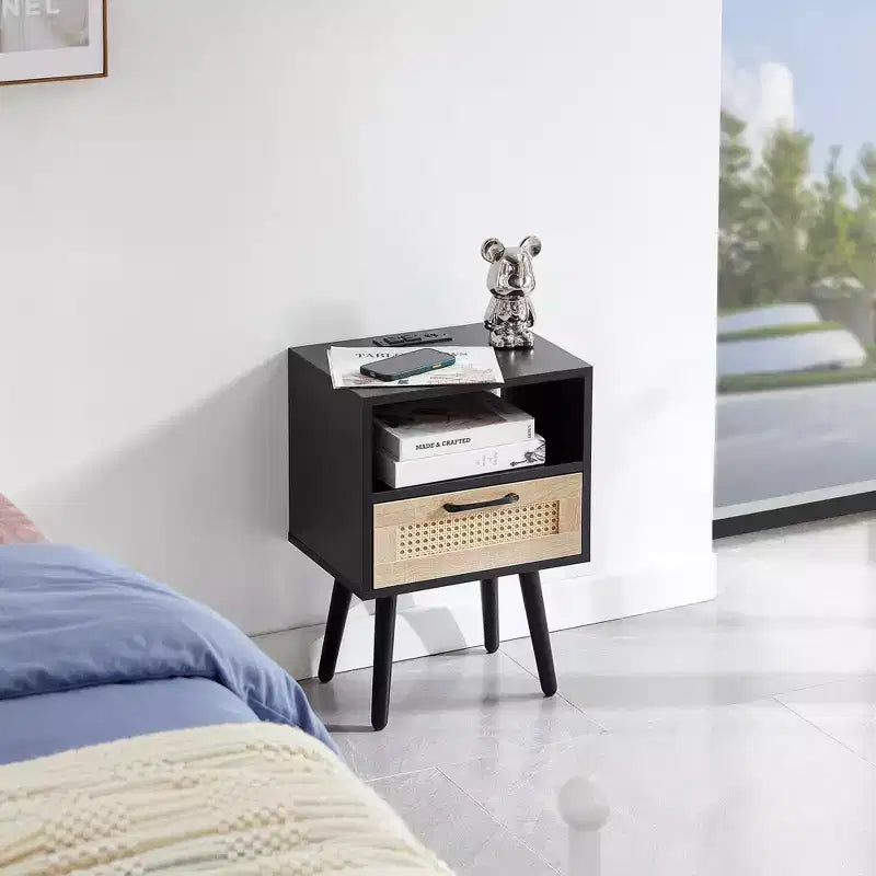 MAYEERTY Tavolino finale in rattan, comodino moderno con cassetto e gambe in legno massello, tavolino per soggiorno, camera da letto, nero