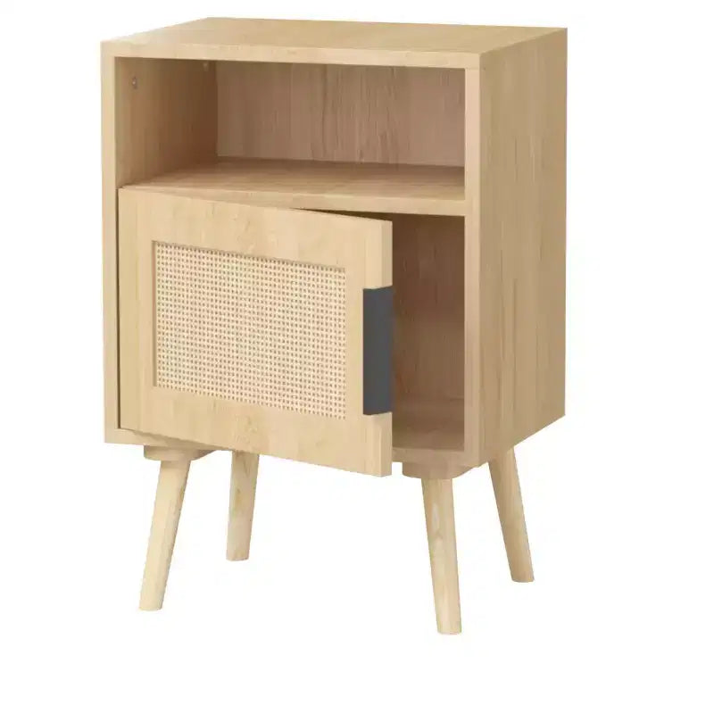 GDFStudio Melissa Comodino in legno da 58 cm con ripiano aperto e anta in rattan