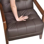 Poltrona Okak Comfy in pelle con accenti, poltrona da salotto contemporanea con cuscino trapuntato imbottito, poltrona in legno con finitura noce
