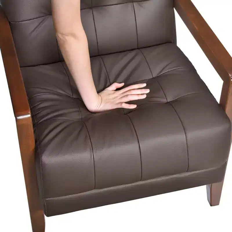 Poltrona Okak Comfy in pelle con accenti, poltrona da salotto contemporanea con cuscino trapuntato imbottito, poltrona in legno con finitura noce