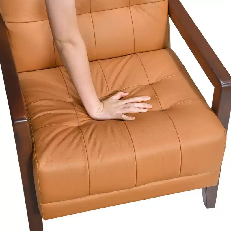 Poltrona Okak Comfy in pelle con accenti, poltrona da salotto contemporanea con cuscino trapuntato imbottito, poltrona in legno con finitura noce