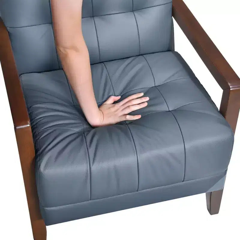 Poltrona Okak Comfy in pelle con accenti, poltrona da salotto contemporanea con cuscino trapuntato imbottito, poltrona in legno con finitura noce