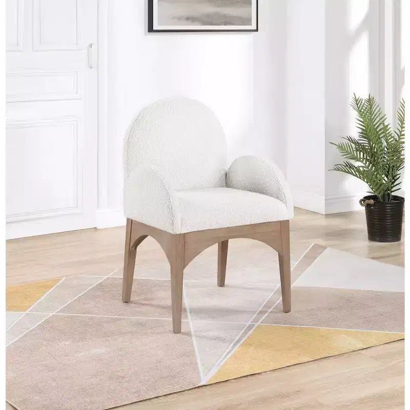 Meridian Furniture, Sedia da pranzo Waldorf in tessuto Bouclé