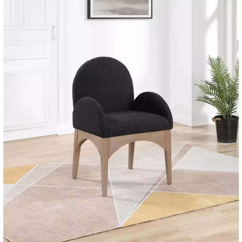 Meridian Furniture, Sedia da pranzo Waldorf in tessuto Bouclé