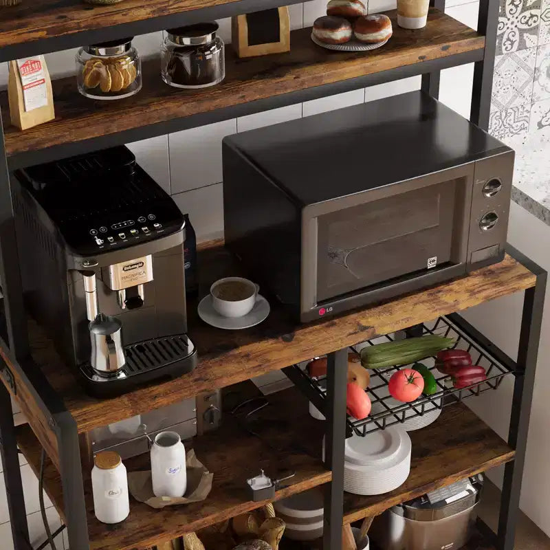 Scaffale da forno con presa di corrente, scaffale da cucina con cesto in filo, supporto per microonde con ampi ripiani aperti, scaffale portaoggetti autoportante a 6 livelli