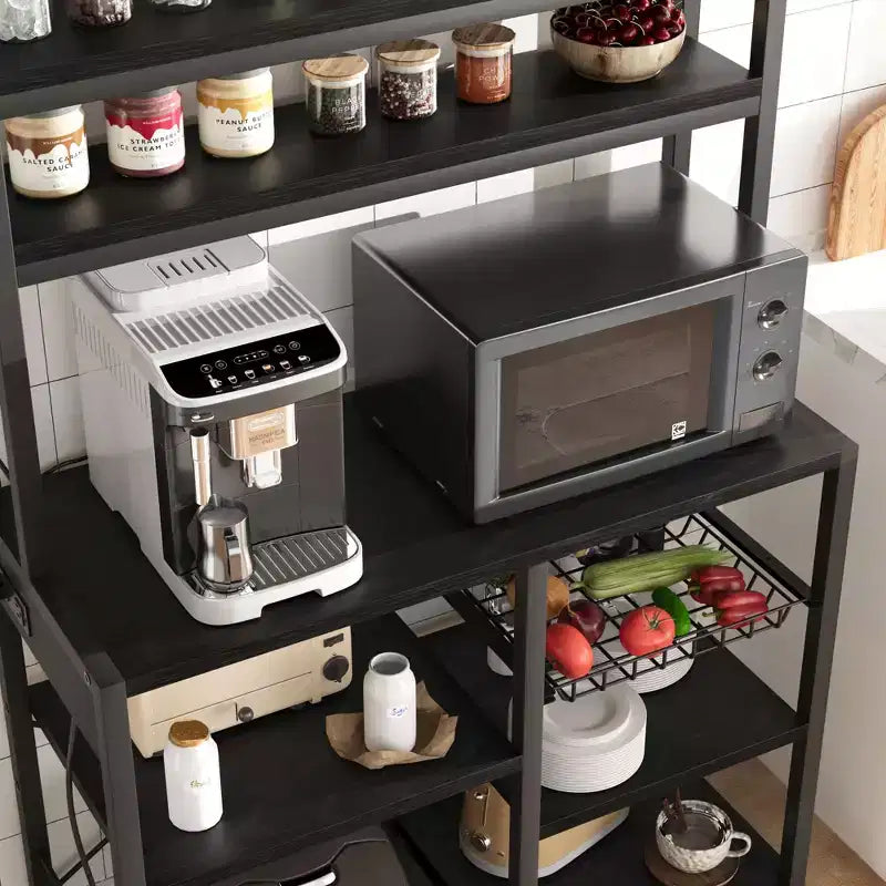 Scaffale da forno con presa di corrente, scaffale da cucina con cesto in filo, supporto per microonde con ampi ripiani aperti, scaffale portaoggetti autoportante a 6 livelli