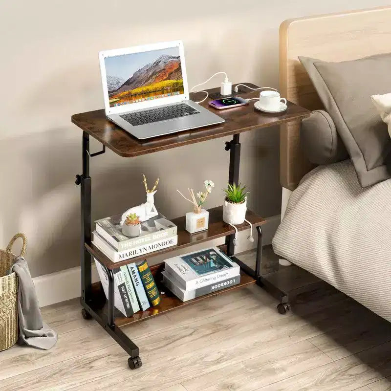 Tavolino da computer/laptop/divano/laterale regolabile in altezza e con ruote, in legno PB P2 da 15 mm e acciaio, con stazione di ricarica, 2 porte USB e prese di corrente - Marrone