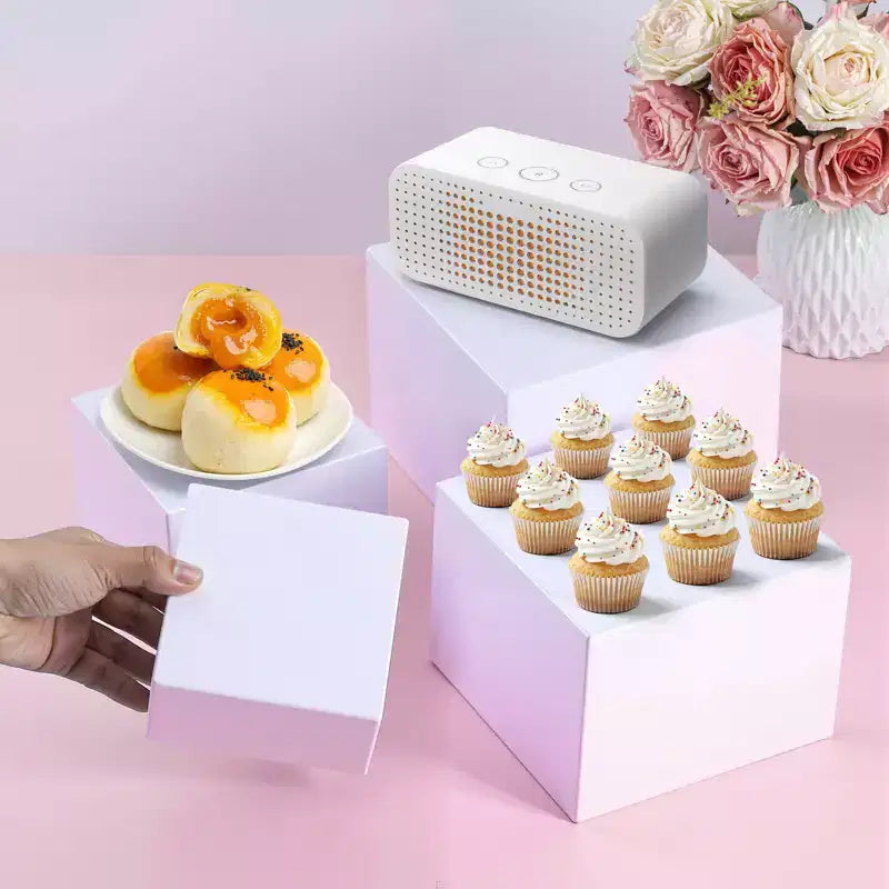 Rialzi per buffet in acrilico da 4 pezzi, espositore per alimenti con base cava, cubi espositivi impilabili per catering, dessert, collezionismo, gioielli, statuette