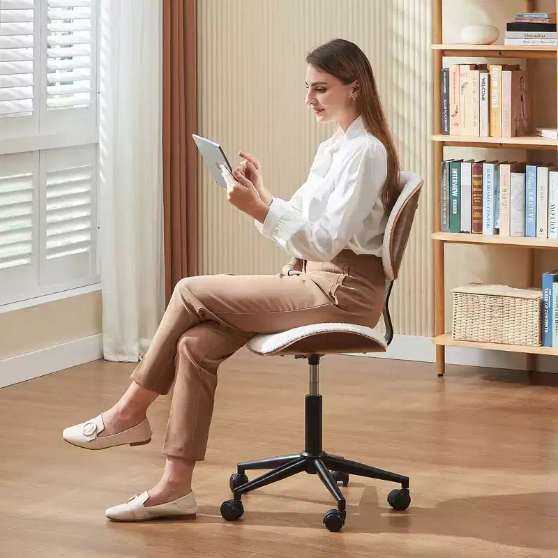 Sedia da scrivania ergonomica senza braccioli Bestier Bentwood per ufficio, comoda sedia da tavolo con supporto lombare, sedia da lavoro regolabile in altezza in pelle PU con ruote