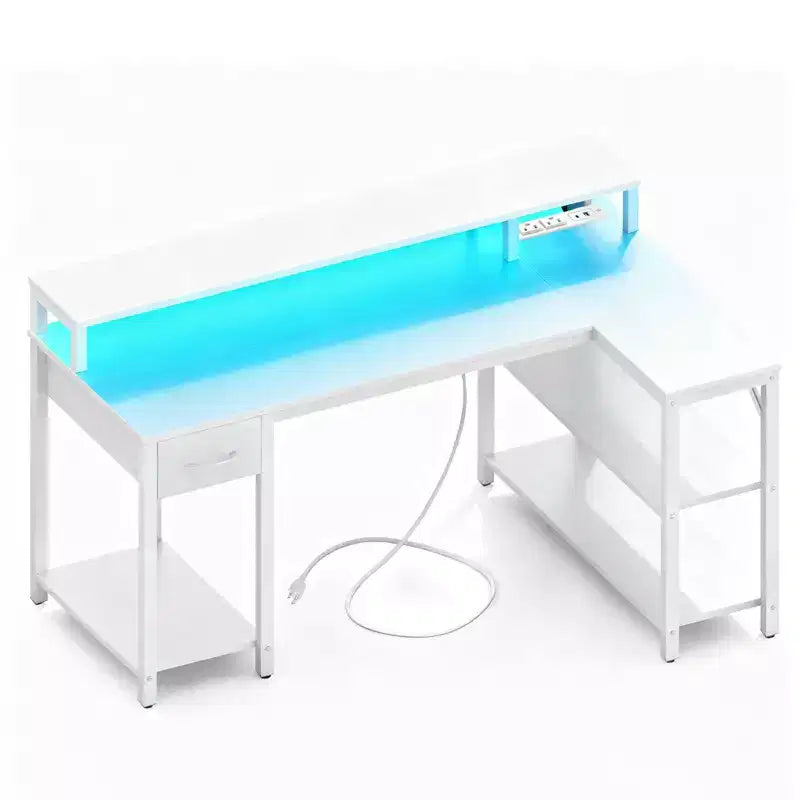 Scrivania da Gaming a L Bestier con Luci LED RGB, Stazione di Ricarica USB, Presa di Corrente, Supporto per Monitor e Scaffali Portaoggetti