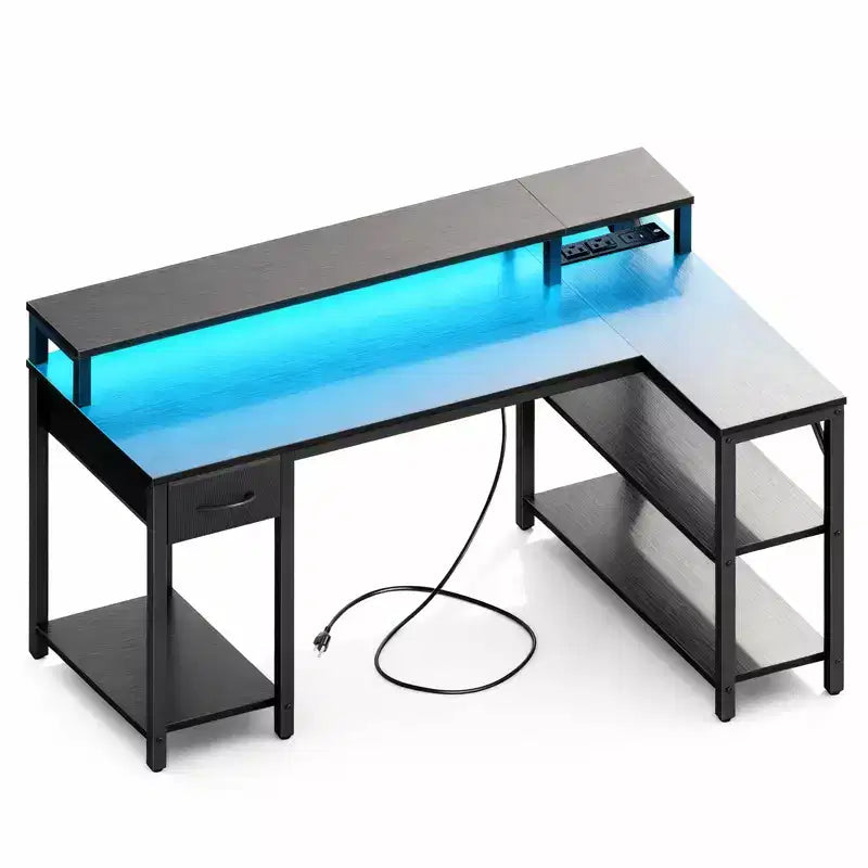 Scrivania da Gaming a L Bestier con Luci LED RGB, Stazione di Ricarica USB, Presa di Corrente, Supporto per Monitor e Scaffali Portaoggetti