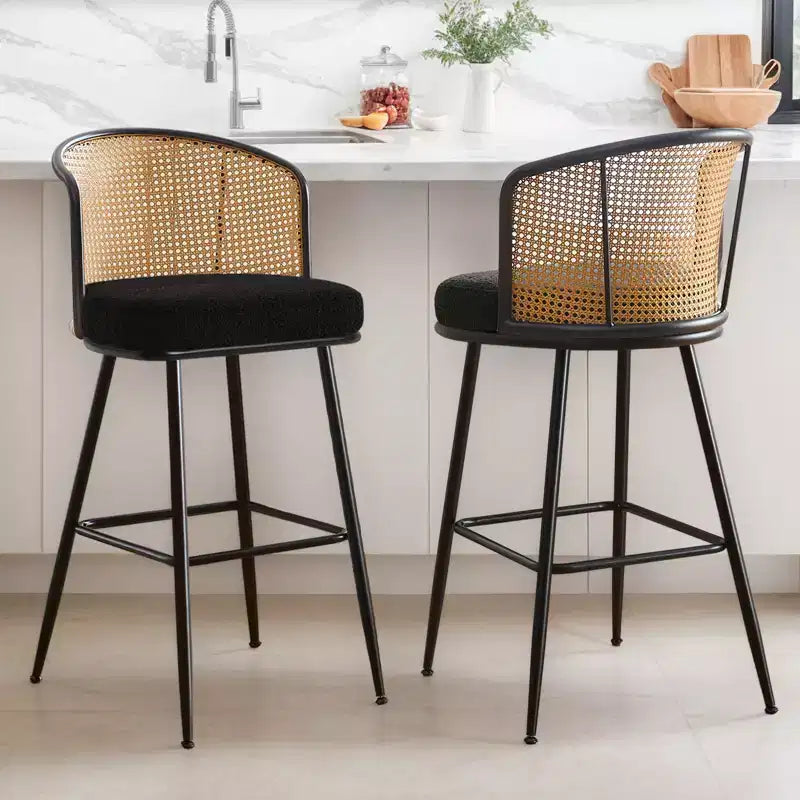 Bekrvio Set di 2/3/4 Sgabelli da Bar con Schienale in Rattan, Seduta Imbottita, Struttura in Metallo e Poggiapiedi, Sedie da Bar Moderne per Isola Cucina, Pub Domestico
