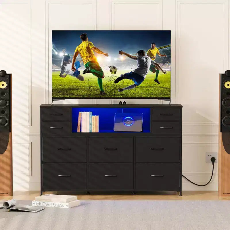 Comò a 10 cassetti in tessuto, mobile TV da centro di intrattenimento con presa di corrente e luce LED per TV da 45-55 pollici, cassettiera con piano in legno per camera da letto