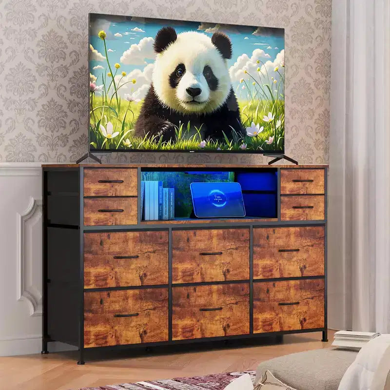 Comò a 10 cassetti in tessuto, mobile TV da centro di intrattenimento con presa di corrente e luce LED per TV da 45-55 pollici, cassettiera con piano in legno per camera da letto
