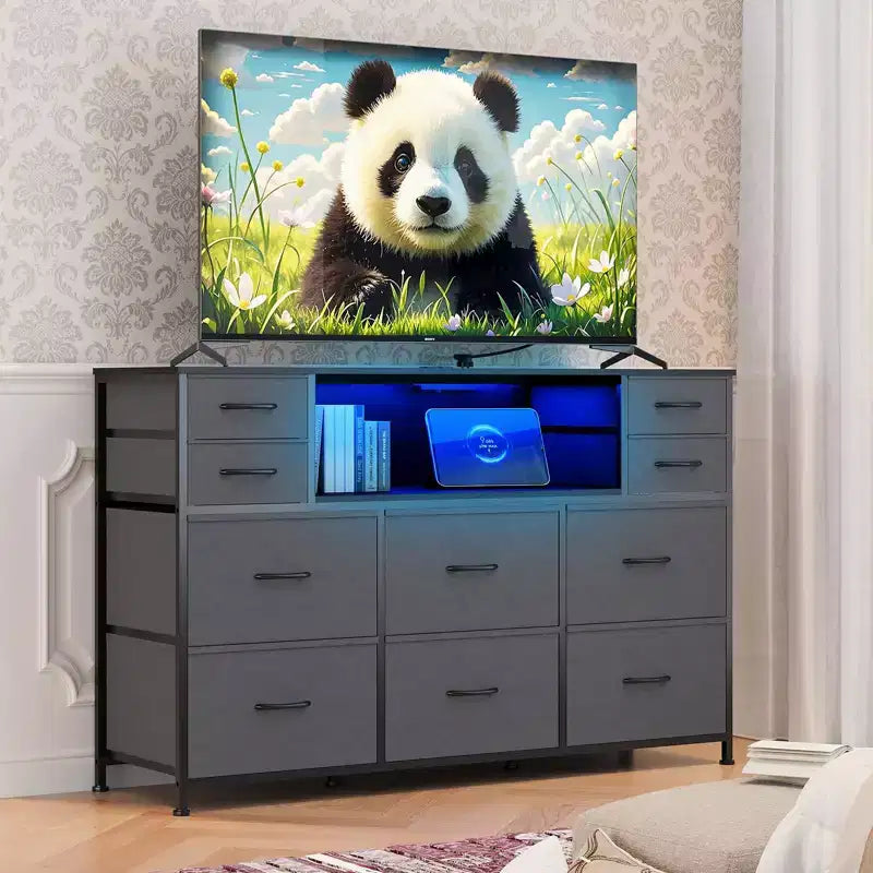 Comò a 10 cassetti in tessuto, mobile TV da centro di intrattenimento con presa di corrente e luce LED per TV da 45-55 pollici, cassettiera con piano in legno per camera da letto