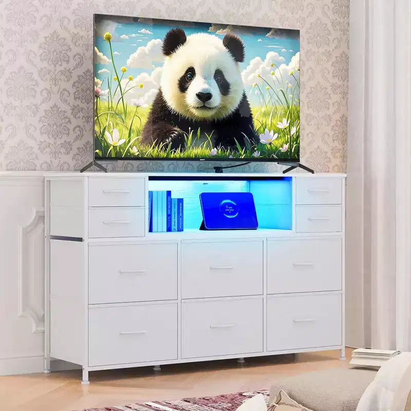 Comò a 10 cassetti in tessuto, mobile TV da centro di intrattenimento con presa di corrente e luce LED per TV da 45-55 pollici, cassettiera con piano in legno per camera da letto