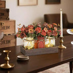 Centrotavola Decorazioni Barattoli Mason - 3 Pezzi Arredo Rustico Primaverile con Fiori Finti Blu, Vassoio in Legno e Luci con Timer, Decorazioni da Tavolo con Fiori Artificiali