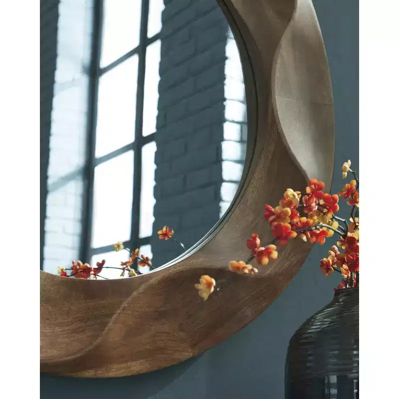 Specchio decorativo da parete Aajon di Signature Design by Ashley con cornice marrone a onda