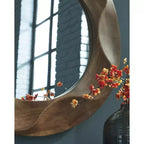 Specchio decorativo da parete Aajon di Signature Design by Ashley con cornice marrone a onda