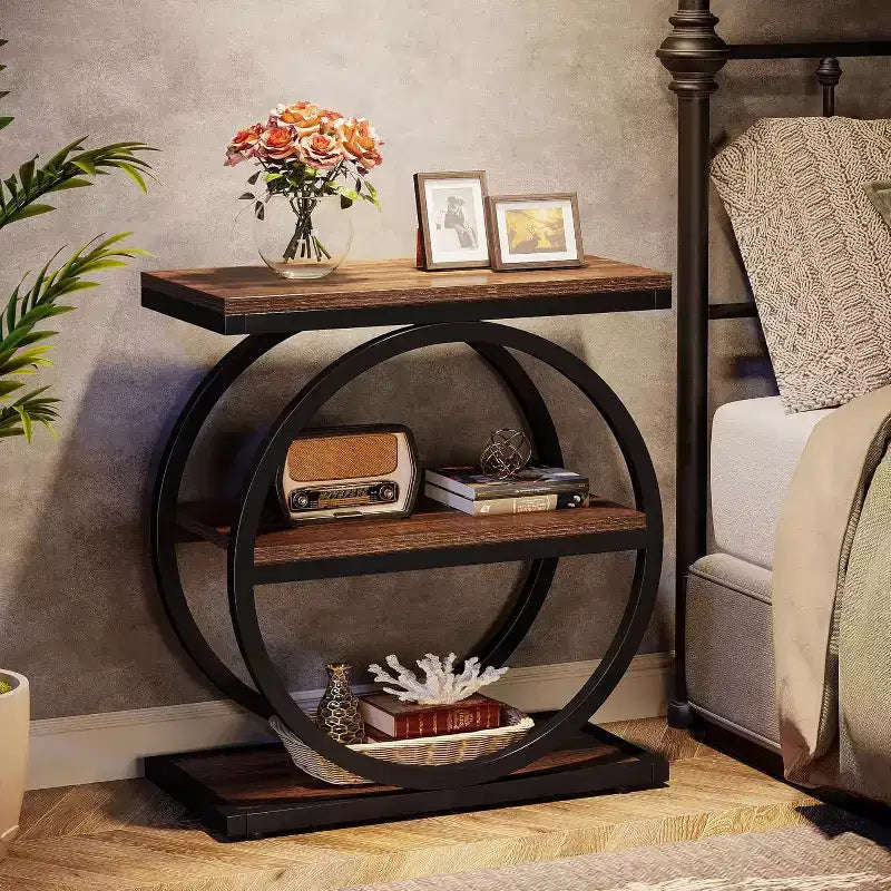 Tavolino stretto Lantine con 3 ripiani, tavolino da divano piccolo industriale con struttura in metallo nero per soggiorno, comodino sottile per camera da letto