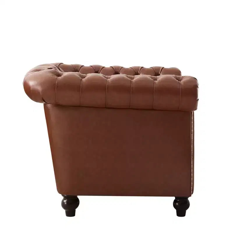 Poltrona Chesterfield Zeus e Ruta con braccioli arrotolati, finiture con borchie e gambe in legno massello
