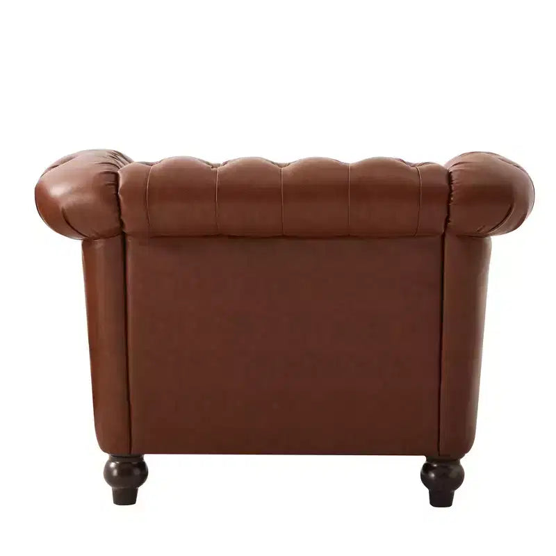 Poltrona Chesterfield Zeus e Ruta con braccioli arrotolati, finiture con borchie e gambe in legno massello
