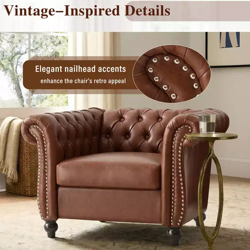 Poltrona Chesterfield Zeus e Ruta con braccioli arrotolati, finiture con borchie e gambe in legno massello