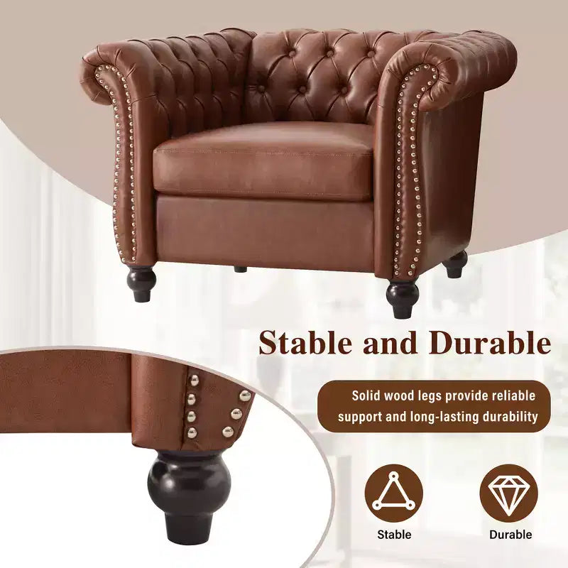 Poltrona Chesterfield Zeus e Ruta con braccioli arrotolati, finiture con borchie e gambe in legno massello