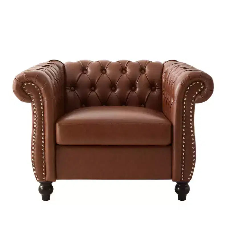 Poltrona Chesterfield Zeus e Ruta con braccioli arrotolati, finiture con borchie e gambe in legno massello