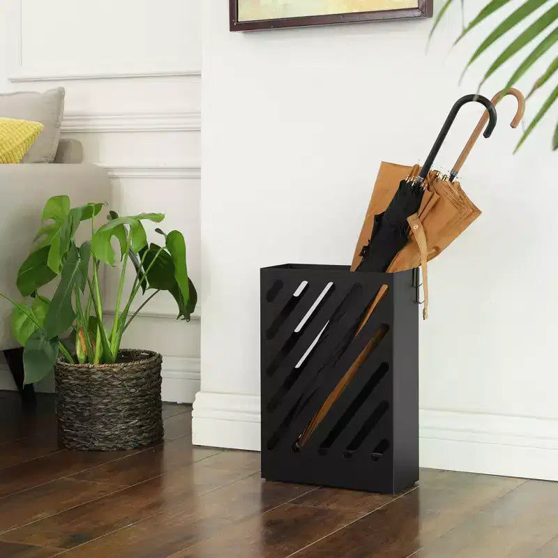 SONGMICS Portaombrelli in Metallo, Porta Ombrelli Rettangolare, con Vassoio di Raccolta Acqua Rimovibile, 4 Ganci, Design Traforato, per Ingresso, Ufficio, Nero