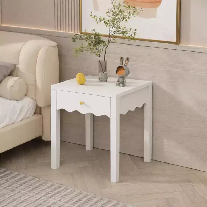 Tavolino Comodino Bianco Comodino Laterale Giocoso con Cassetto e Balza Ondulata - ModernLuxe