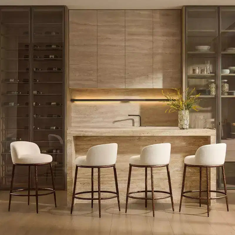 Set di 2 sgabelli da bar altezza bancone, sgabelli moderni imbottiti con gambe in ferro bronzo martellato, sedie Boucle per isola per sala da pranzo e bar