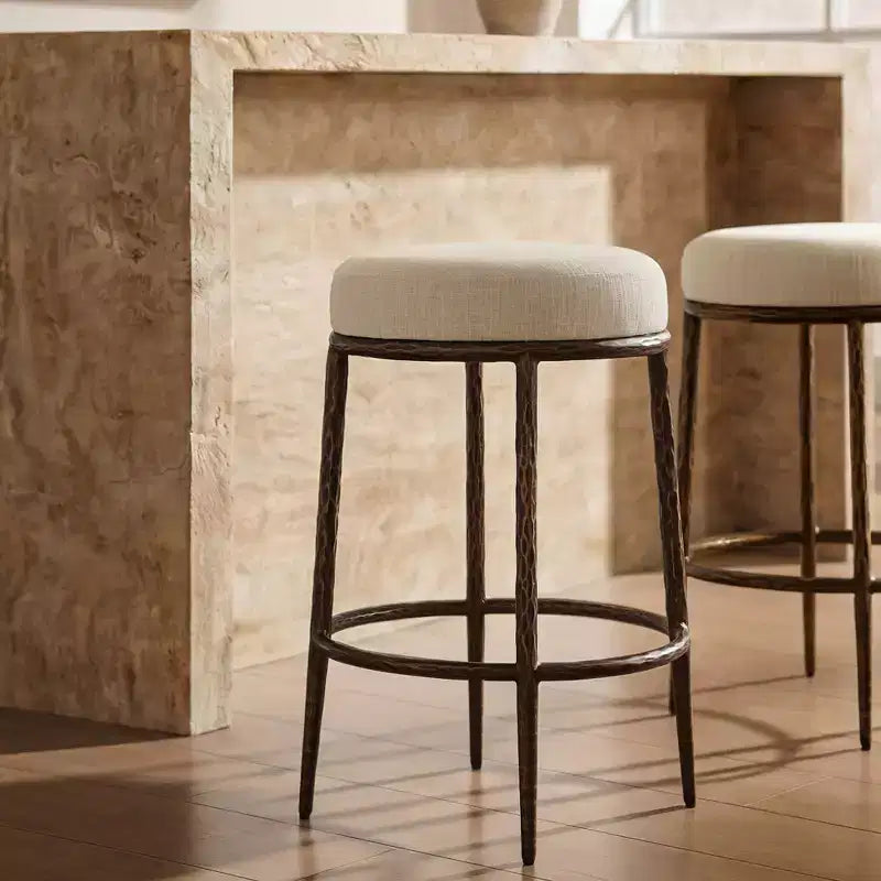 Set di 2 sgabelli da bar altezza bancone, sgabelli moderni imbottiti con gambe in ferro bronzo martellato, sedie Boucle per isola per sala da pranzo e bar