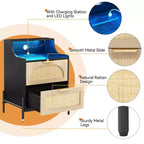 Comodino in Rattan di Legno, Confezione da 2, Stazione di Ricarica e Luci LED, Porte USB/Prese, 3 Cassetti in Rattan, Nero per Camera da Letto