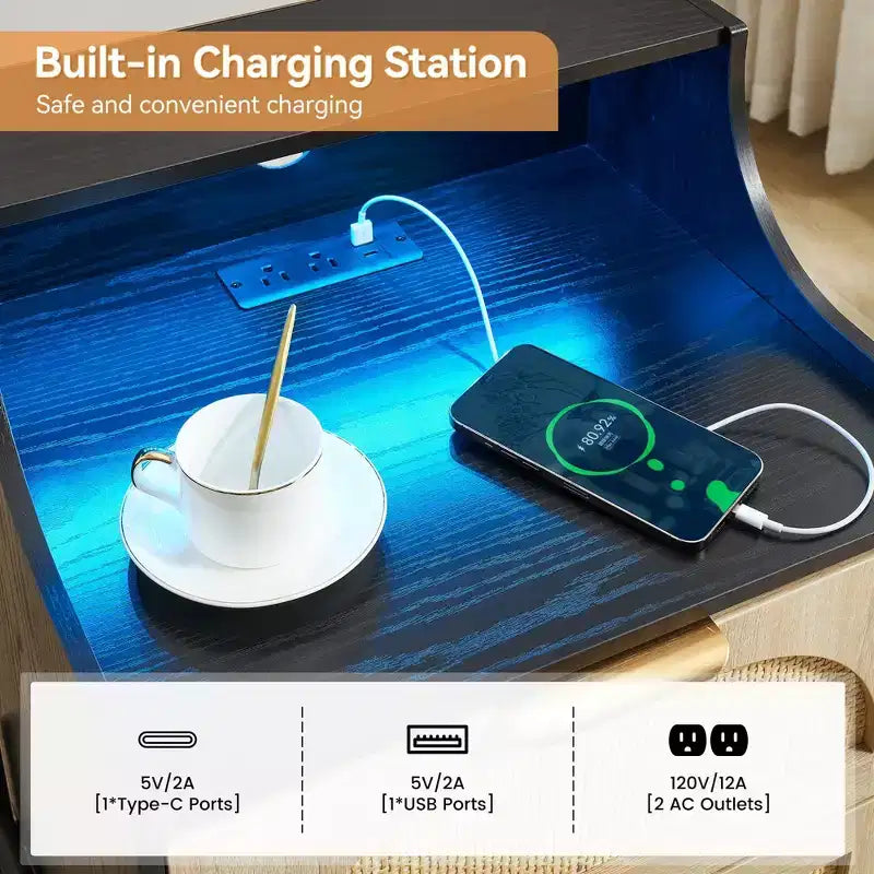 Comodino in Rattan di Legno, Confezione da 2, Stazione di Ricarica e Luci LED, Porte USB/Prese, 3 Cassetti in Rattan, Nero per Camera da Letto