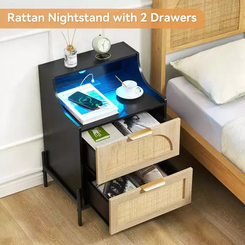 Comodino in Rattan di Legno, Confezione da 2, Stazione di Ricarica e Luci LED, Porte USB/Prese, 3 Cassetti in Rattan, Nero per Camera da Letto