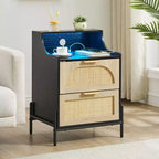 Comodino in Rattan di Legno, Confezione da 2, Stazione di Ricarica e Luci LED, Porte USB/Prese, 3 Cassetti in Rattan, Nero per Camera da Letto