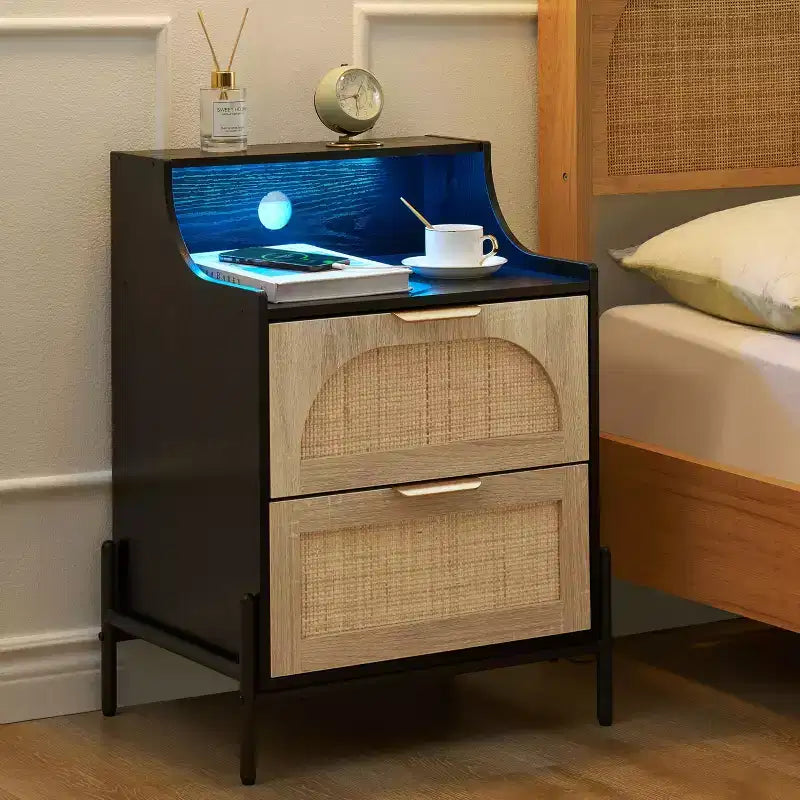 Comodino in Rattan di Legno, Confezione da 2, Stazione di Ricarica e Luci LED, Porte USB/Prese, 3 Cassetti in Rattan, Nero per Camera da Letto