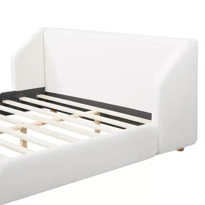 Letto imbottito con struttura a piattaforma, Queen/King Size, profilo basso, con testiera imbottita ad alette, bianco - ModernLuxe