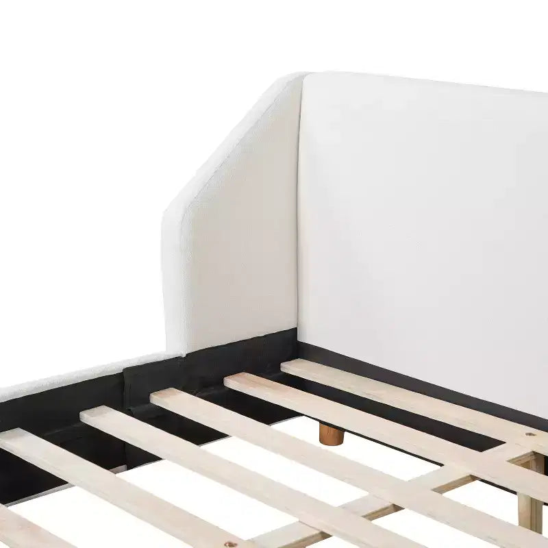 Letto imbottito con struttura a piattaforma, Queen/King Size, profilo basso, con testiera imbottita ad alette, bianco - ModernLuxe