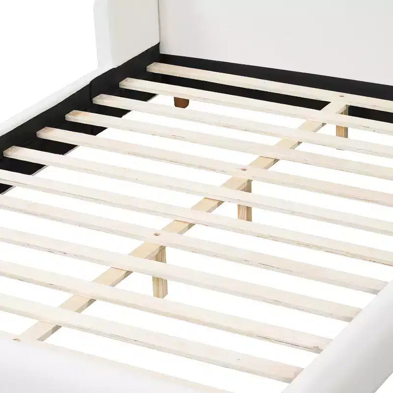 Letto imbottito con struttura a piattaforma, Queen/King Size, profilo basso, con testiera imbottita ad alette, bianco - ModernLuxe