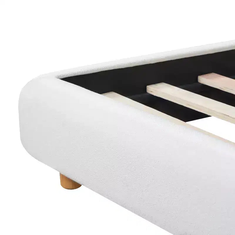 Letto imbottito con struttura a piattaforma, Queen/King Size, profilo basso, con testiera imbottita ad alette, bianco - ModernLuxe