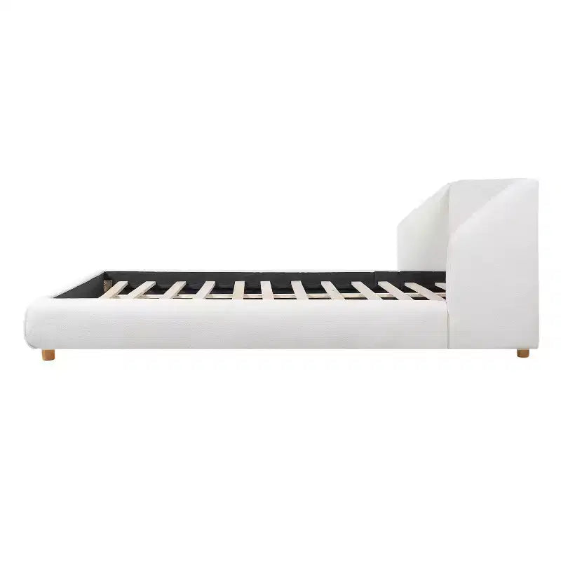 Letto imbottito con struttura a piattaforma, Queen/King Size, profilo basso, con testiera imbottita ad alette, bianco - ModernLuxe